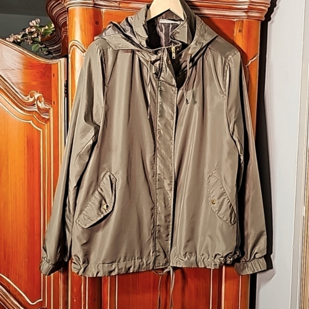 CATHERINE MALANDRINO, lightweight moss green zip-up jacket. SIZE large. Fabulous